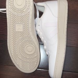 VEJA V-10 extra white